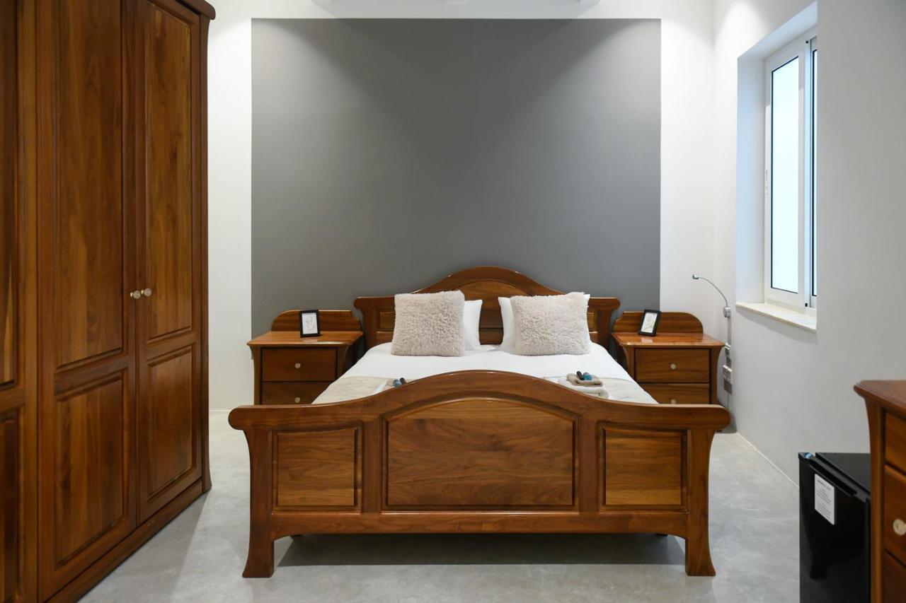 Privilege Suite Pieta Bagian luar foto
